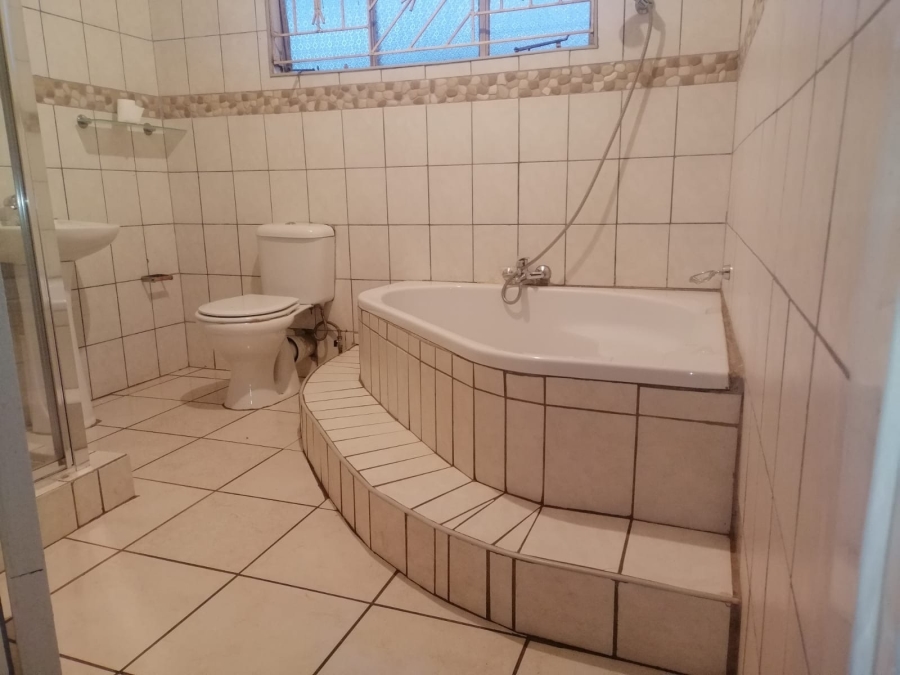 To Let 4 Bedroom Property for Rent in Geelhoutpark North West